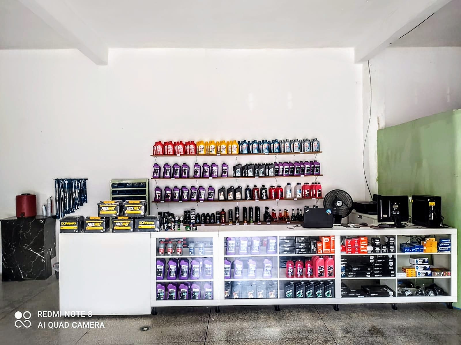 Interior da mecânica com autopeças