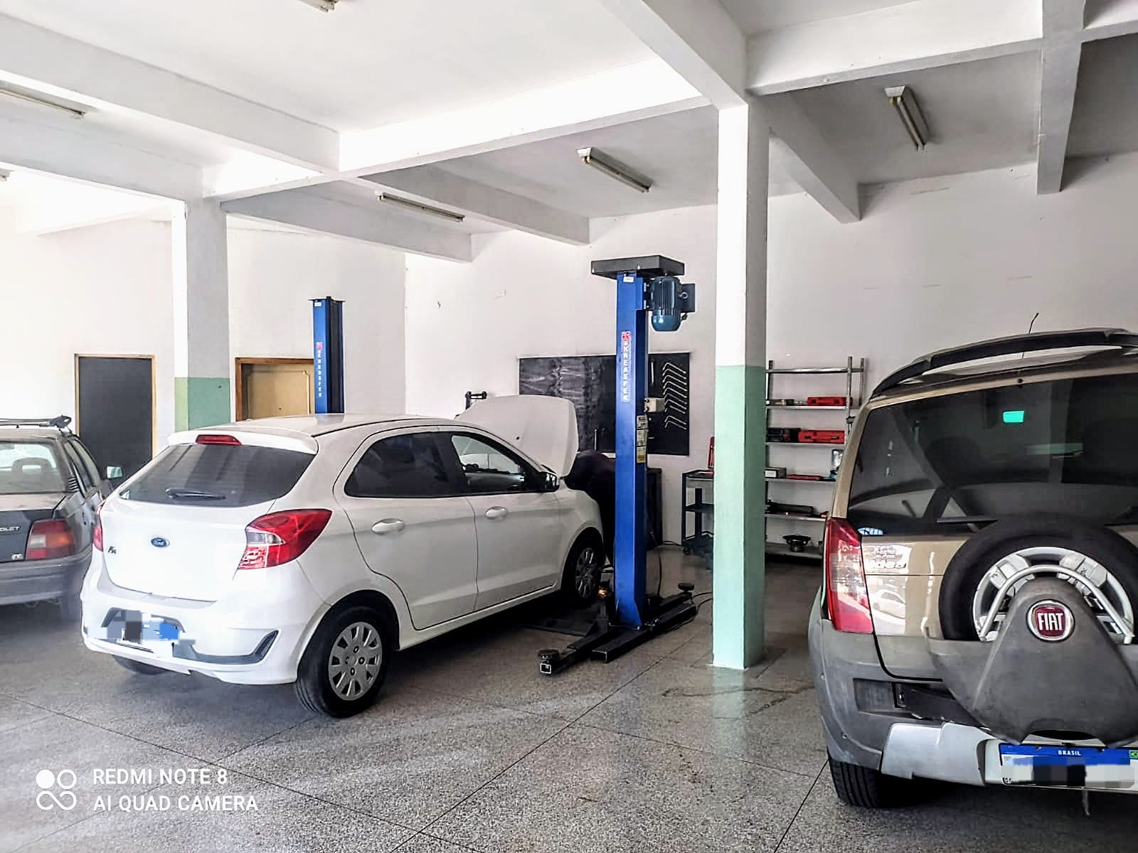 Interior da mecânica com carro