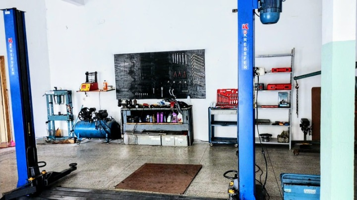 Interior da mecânica com elevador