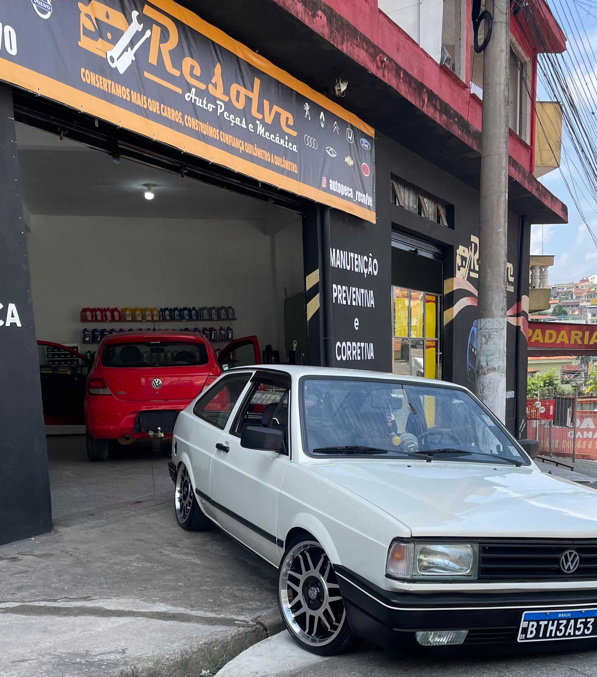 Parte externa da mecânica com carro Gold Drak